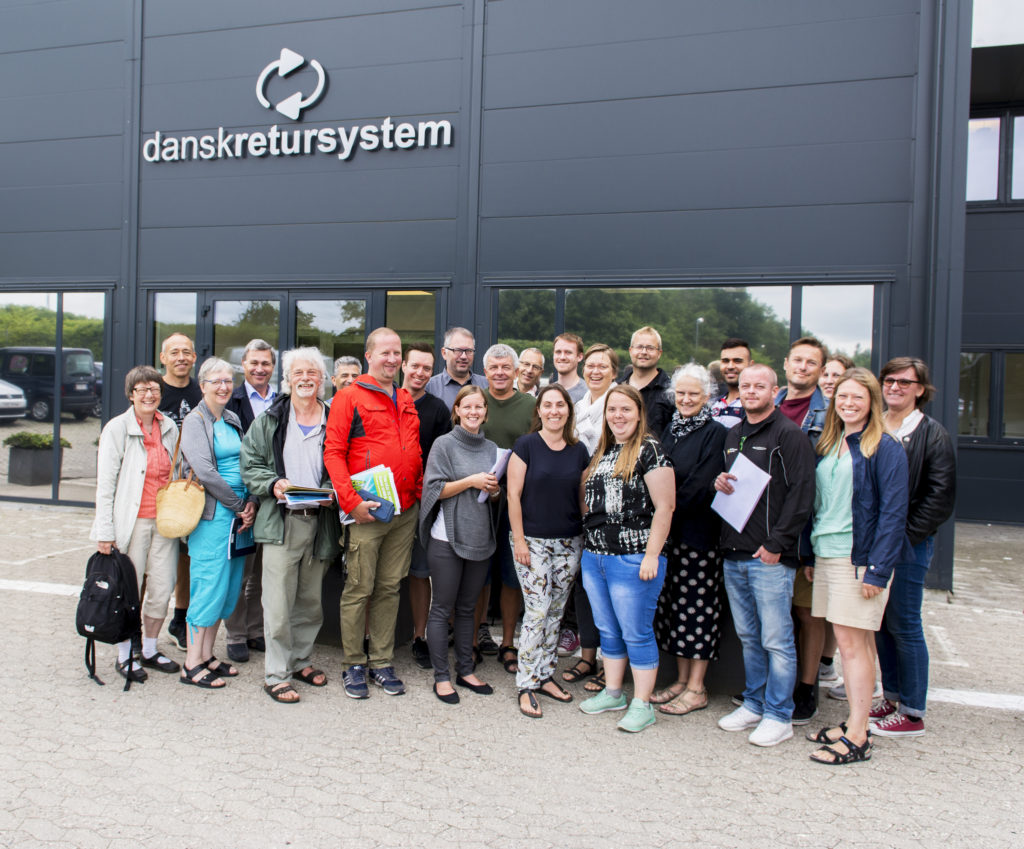 Her ses hele flokken i forbindelse med besøg på Dansk Retursystem i Hedehusene. 